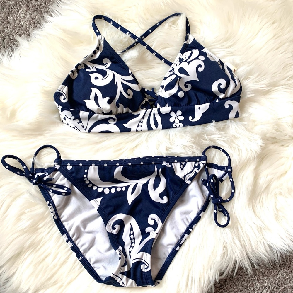 Size Large Roxy Bikini. Crisscross back style